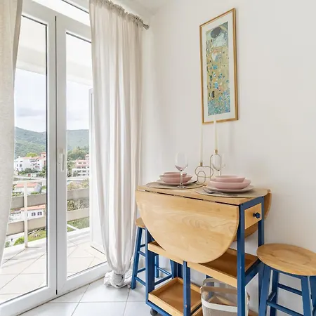 Sea View Apartment *